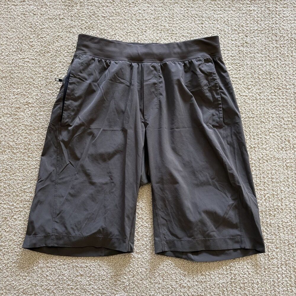 Lululemon Shorts Mens M Gray Moisture Wicking Elastic Waist